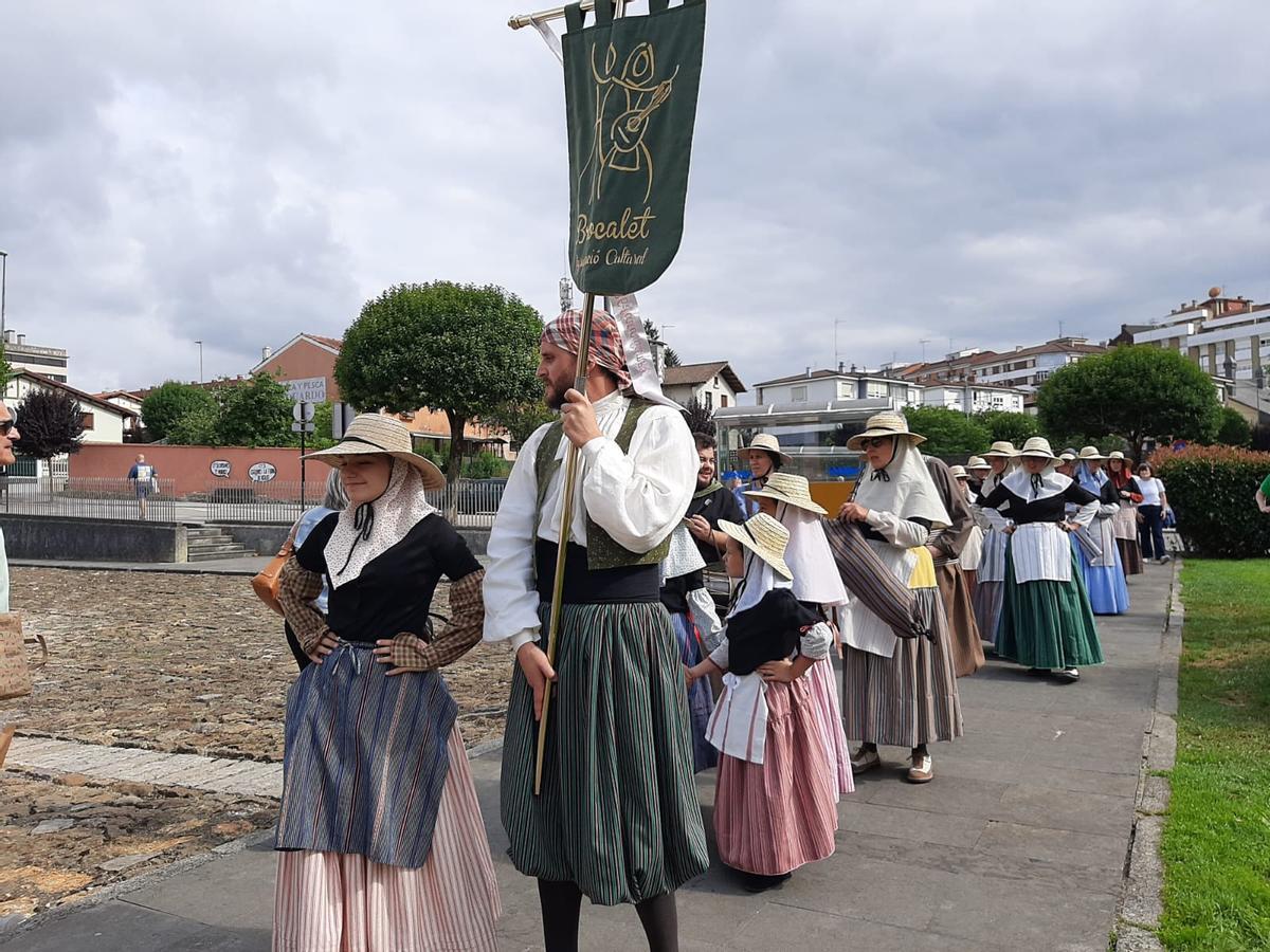 El desfile del Festival Folclórico internacional de Pola de Siero, en imágenes