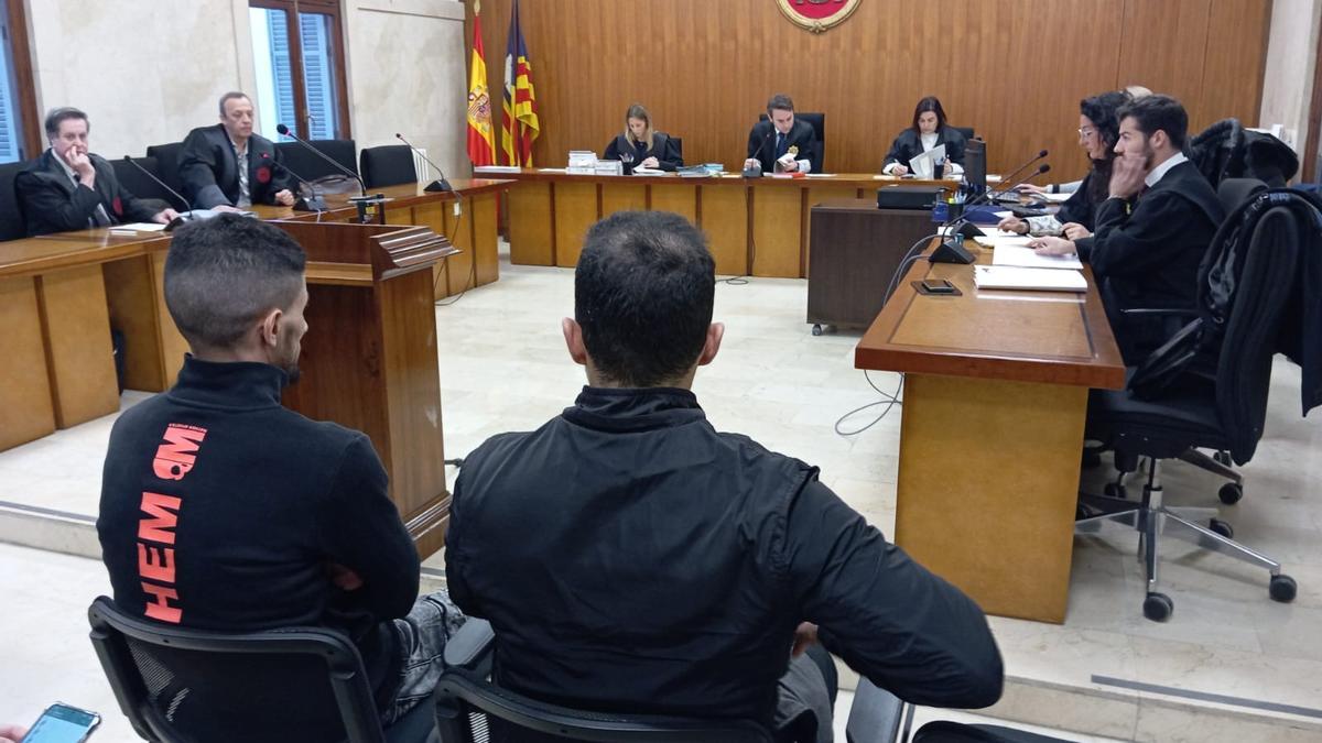 Los dos hombres condenados, hoy durante el juicio en la Audiencia Provincial de Palma.