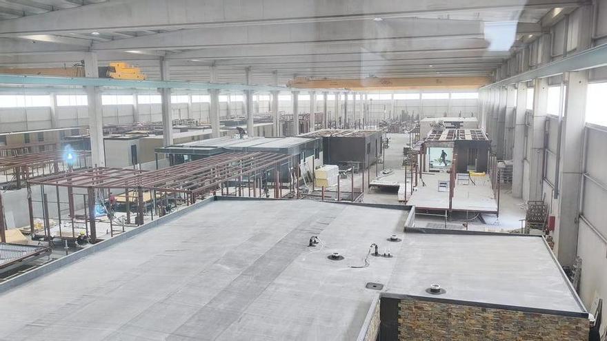 La coruñesa Casas Cube revoluciona la construcción con su "ciudad mutante": "Cada semana salen de la fábrica dos casas listas para habitar y entran otras dos”