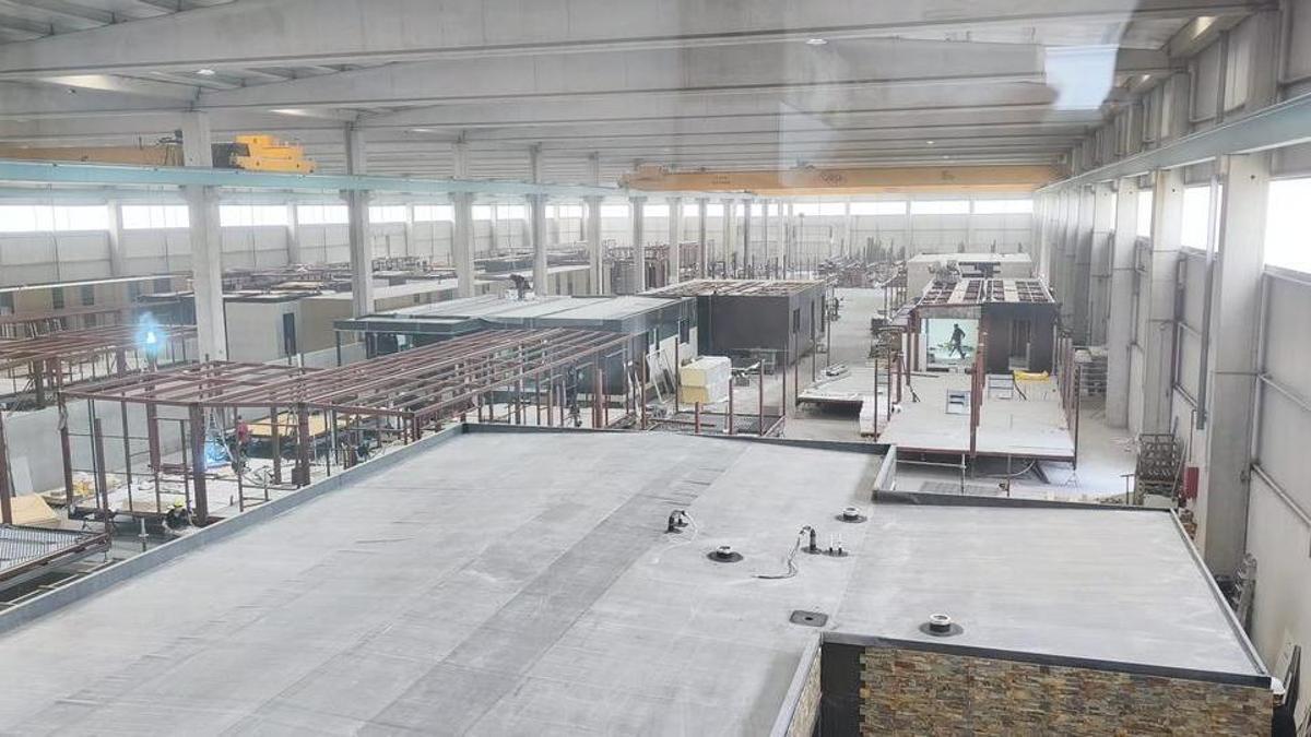 Panorámica de la nave de Casas Cube en Carballo con 23 chalets unifamiliares en construcción a la vez.