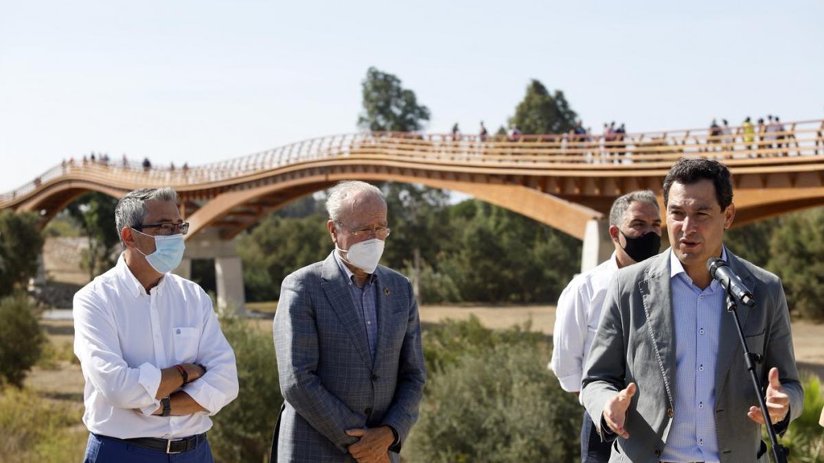 El presidente de la Junta de Andalucía, Juanma Moreno, e la inauguración del puente peatonal de madera sobre el río Guadalhorce