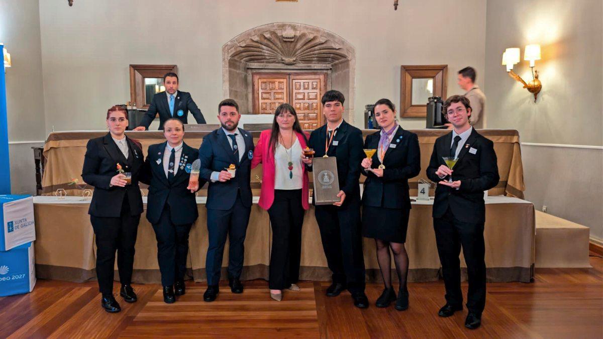 Foto de familia de ganadores y más personas ligadas al XXII Trofeo Especial al Mejor Cóctel con Aguardientes y Licores.