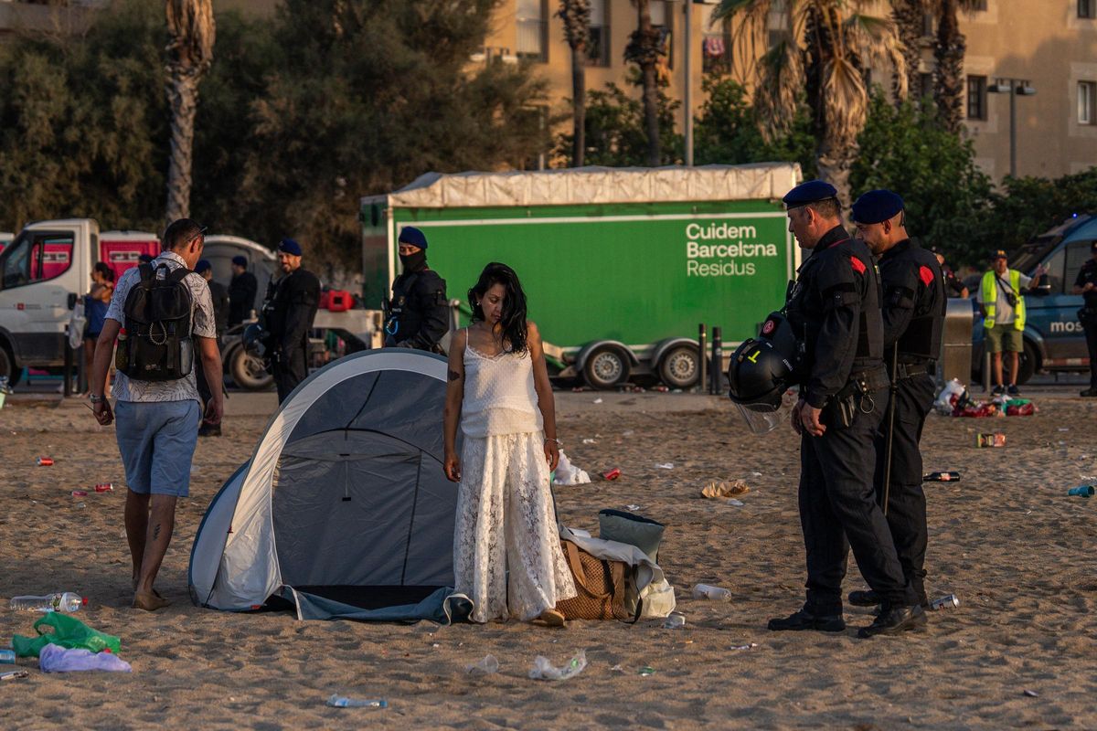 Limpieza de las playas de Barcelona tras la verbena de Sant Joan 2025