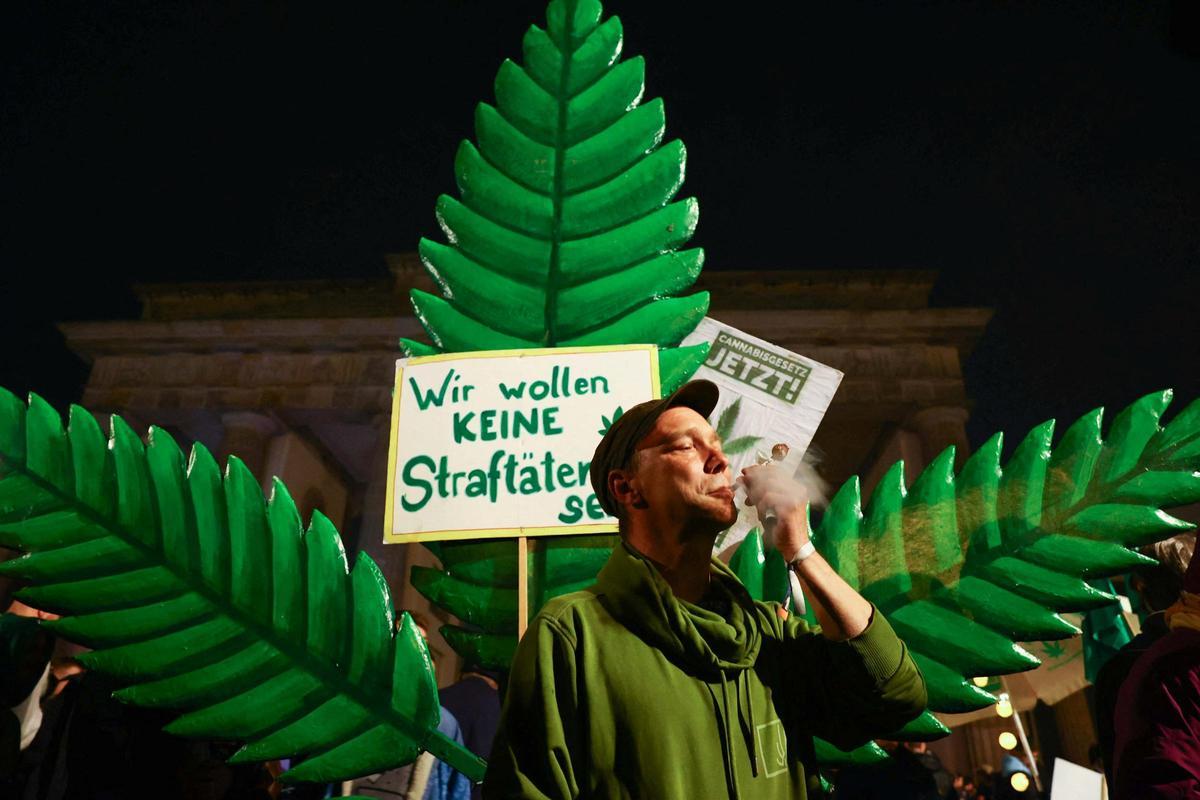 Cientos de personas celebran en Berlín que la marihuana ya es legal en Alemania