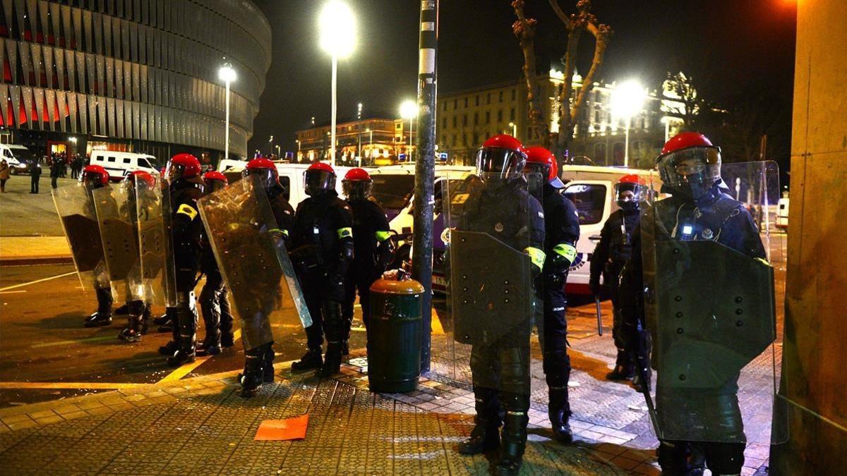 rpaniagua42281684 basque riot police  the ertzaintza  stand guard outside san 180223170717