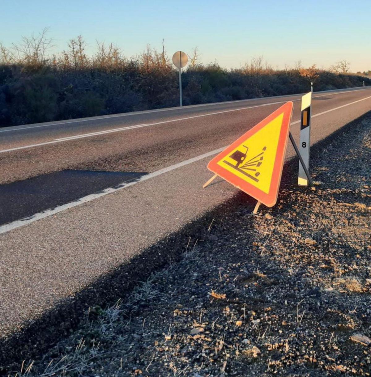 Señal que advierte al conductor del mal estado de la carretera. | Ch. S.