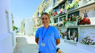 Patricia Serrano, primera mujer sepulturera en Vélez-Málaga: "Es un sueño cumplido"
