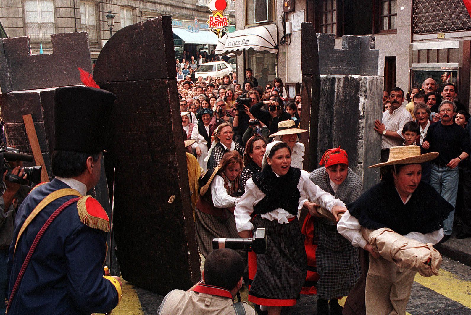 1998 Actos de celebración de la Reconquista en el casco vello Jesús de Arcos.jpg