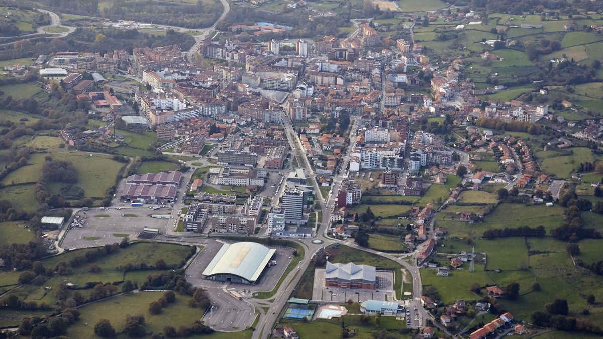 Imagen aérea de la Pola, capital del concejo.