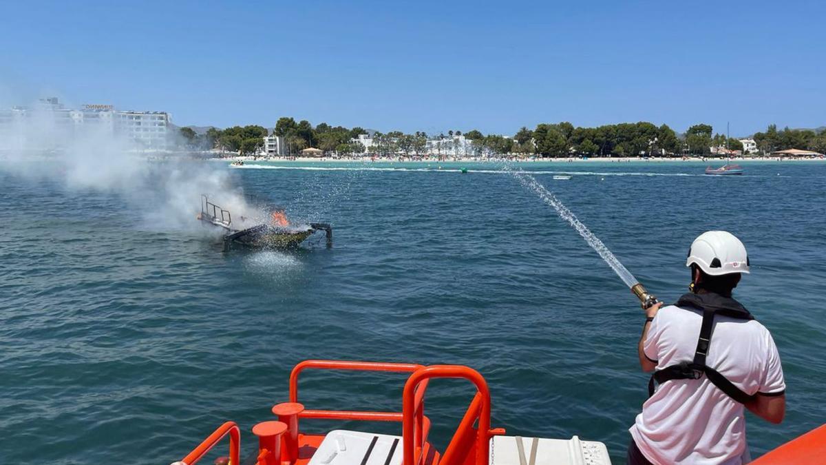 Personal de Salvamento extingue un incendio que destruyó una embarcación en Alcúdia. 