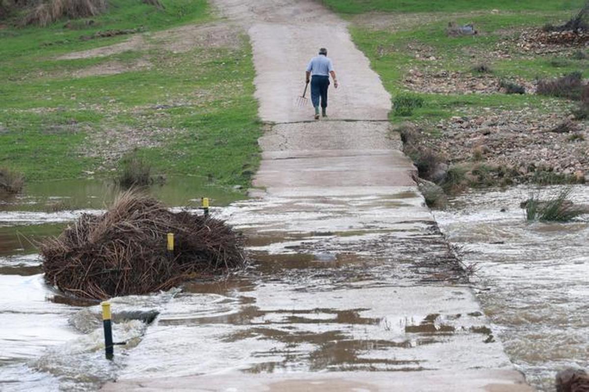 Uno de los residentes de Cuartos del Baño, habilitando el acceso principal al paraje.