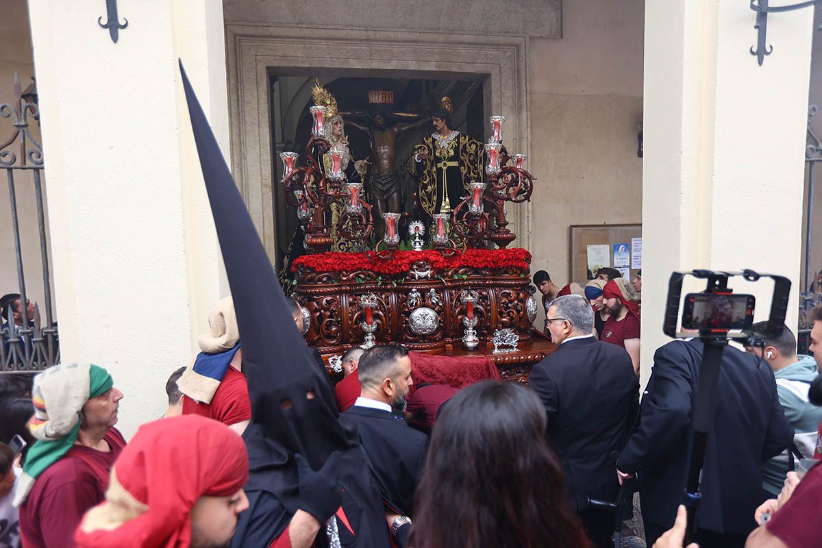 La salida del Cristo de las Penas y Nuestra Señora Madre de los Desamparados, en imágenes