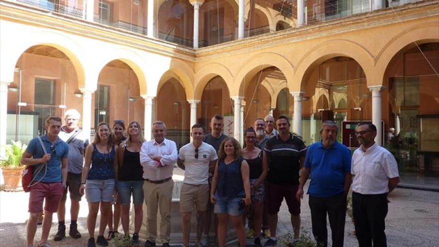 El delegado de Cultura recibe a estudiantes de Basilea