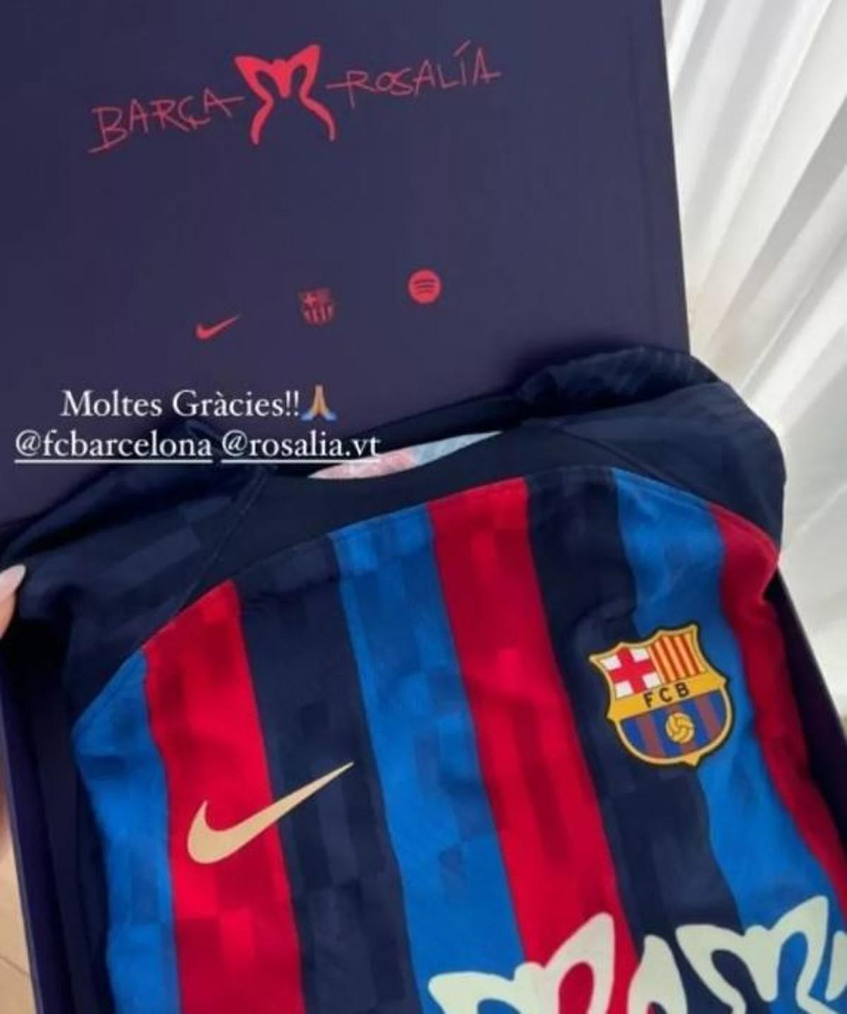 La samarreta que la influencer va rebre del FC Barcelona amb el logo de Rosalía