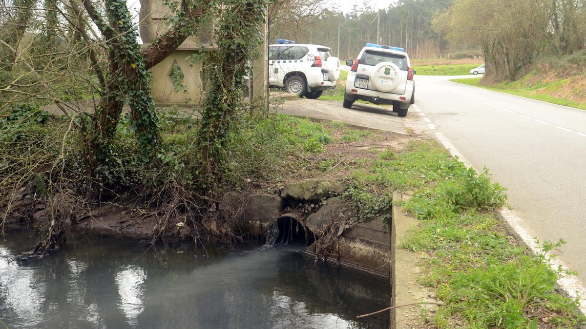 Agentes medioambientales de la Xunta recogiendo muestras del vertido de Cabanelas en el mes de febrero.