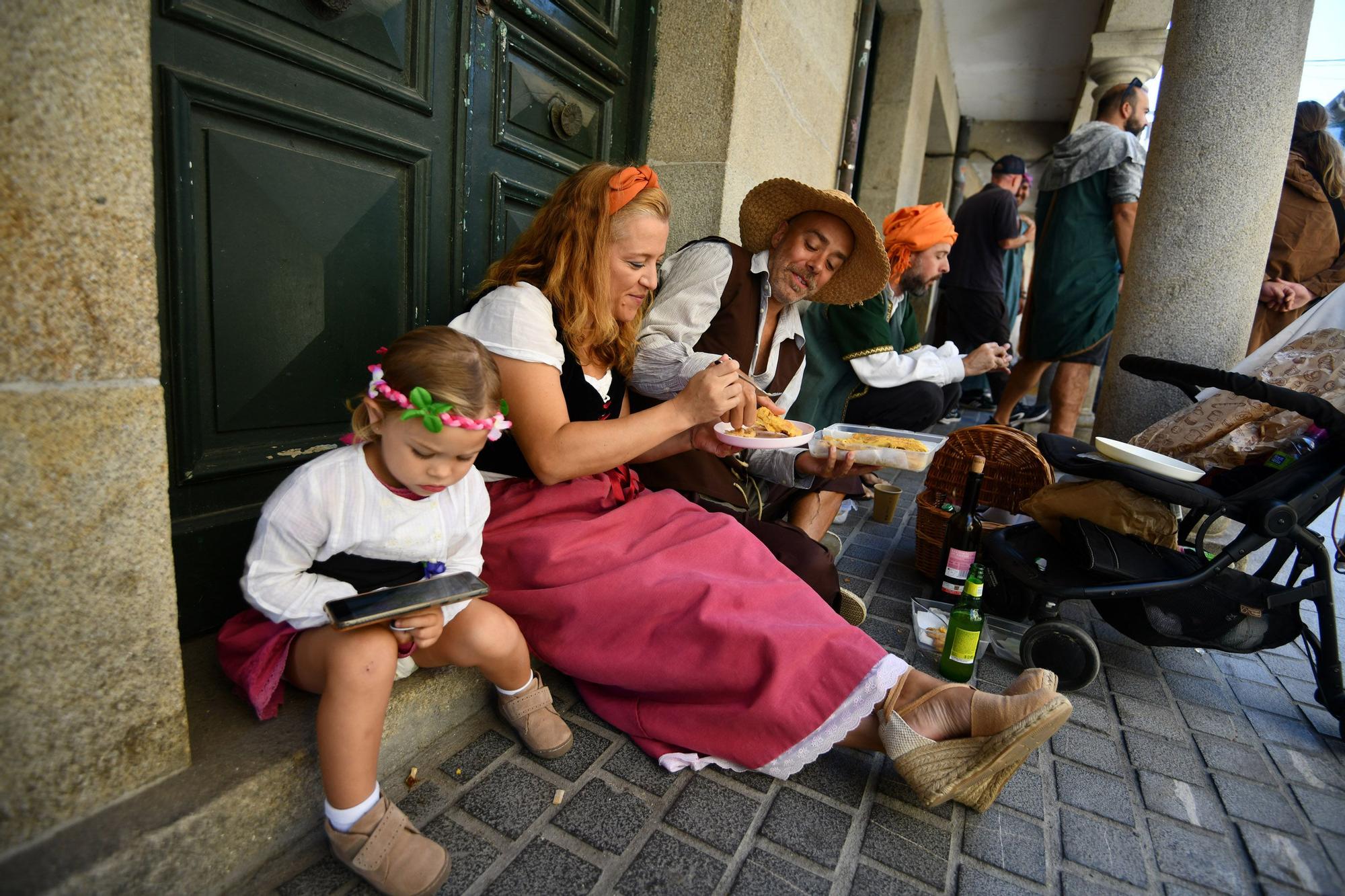 Cortesanos, bufones, damas y caballeros celebran el retorno de su señor: la Feira Franca anima Pontevedra