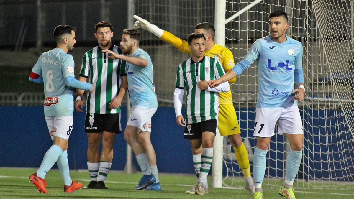 Jugada en el área del partido entre el Ciudad de Lucena y el Córdoba B.