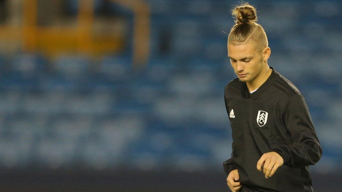 Elliott debutó ayer con el Fulham a sus 15 años de edad