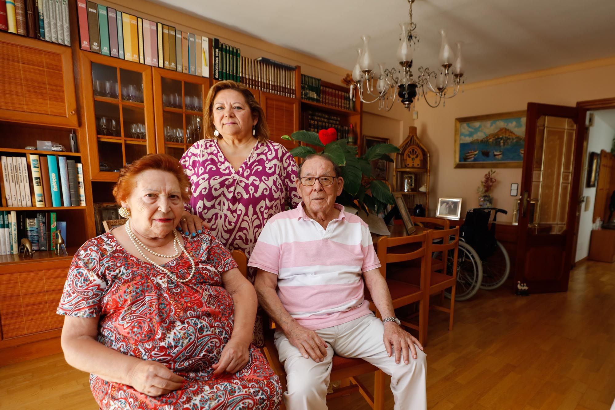 María Valbuena, diagnosticada de alzhéimer hace diez años, en su casa junto a su hija Ana y su marido Pablo Arriba.