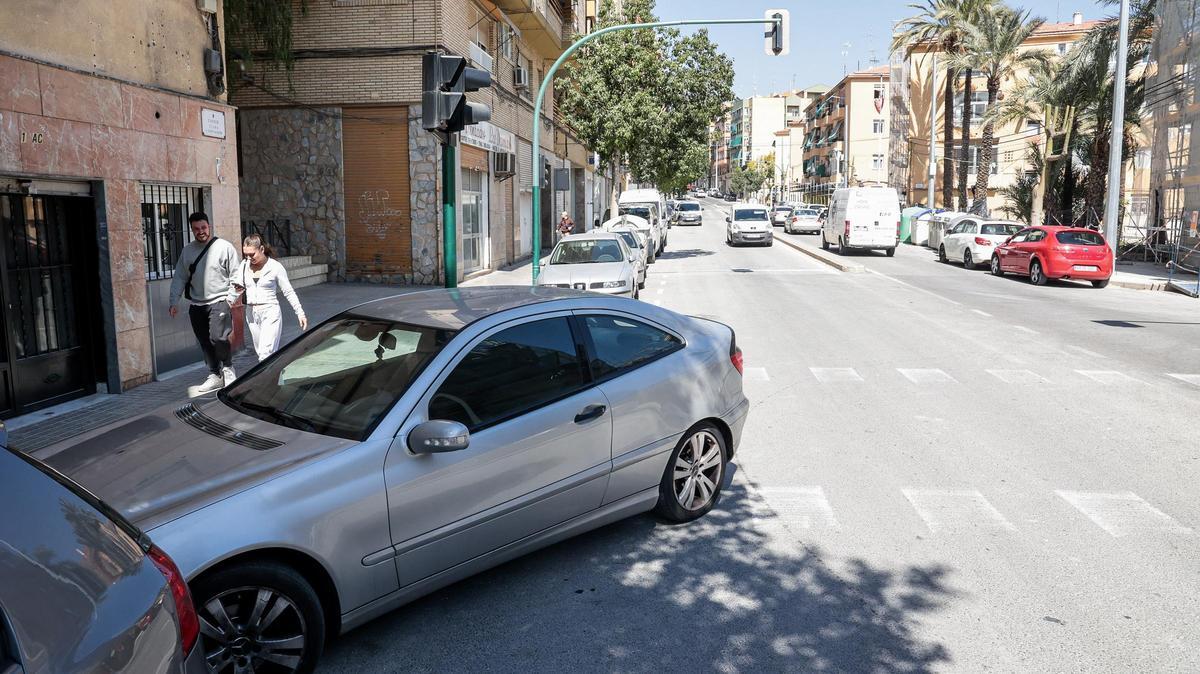 Un vehículo invade un paso de peatones junto a la calle Clara Campoamor