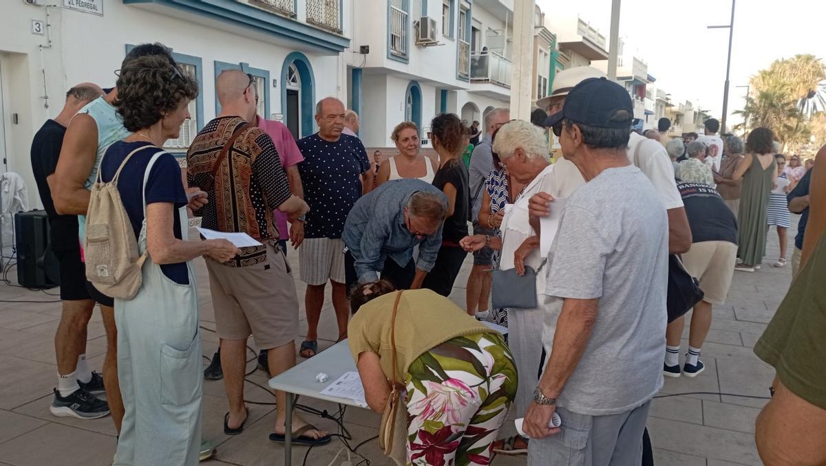 Los vecinos aprovecharon para recoger firmar pidiendo cambios sustanciales en el paseo marítimo en obras en Pedregalejo.