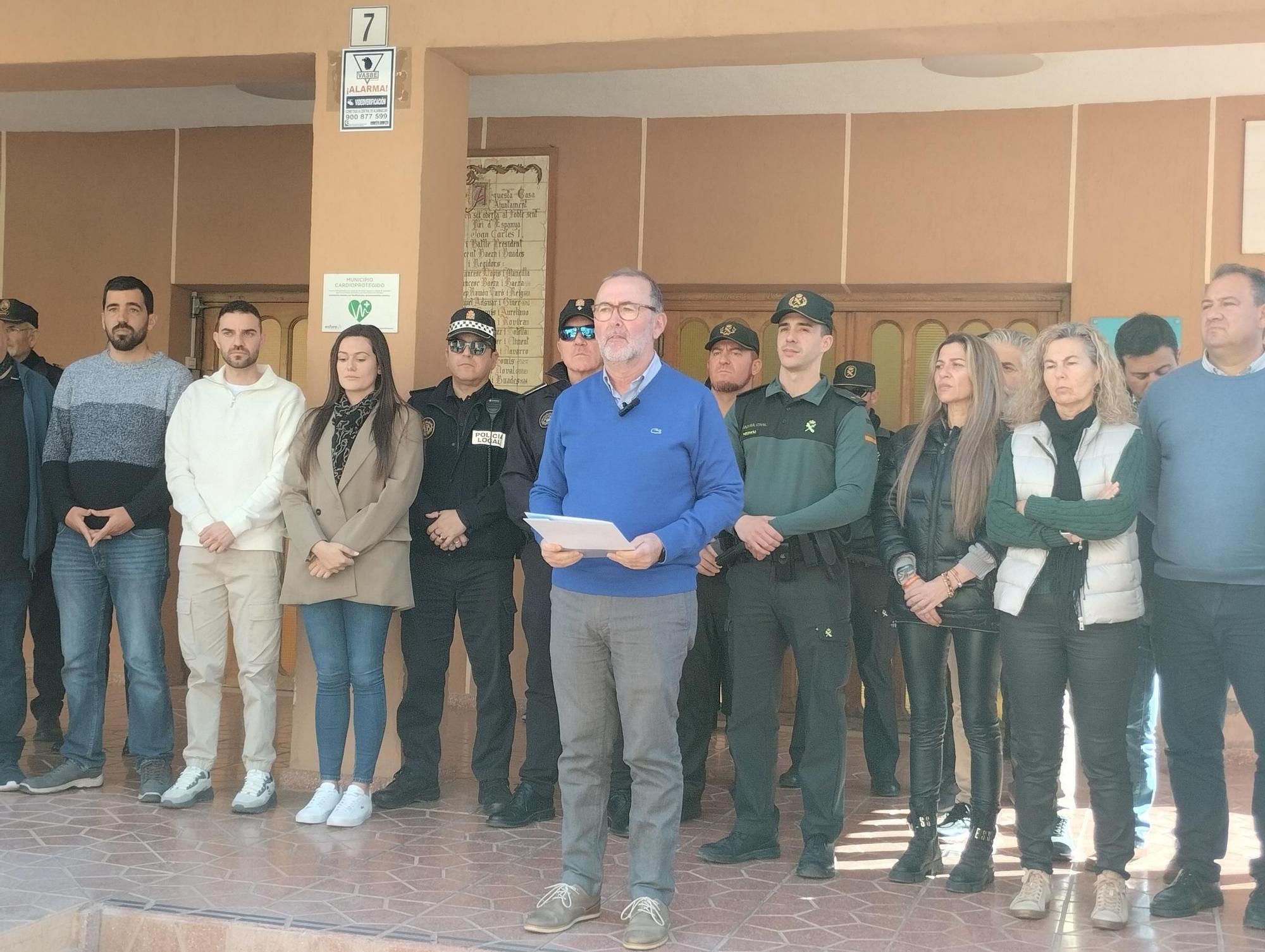 El Campello muestra su repulsa por la cruel muerte en acto de servicio de dos agentes de la Guardia Civil en Barbate