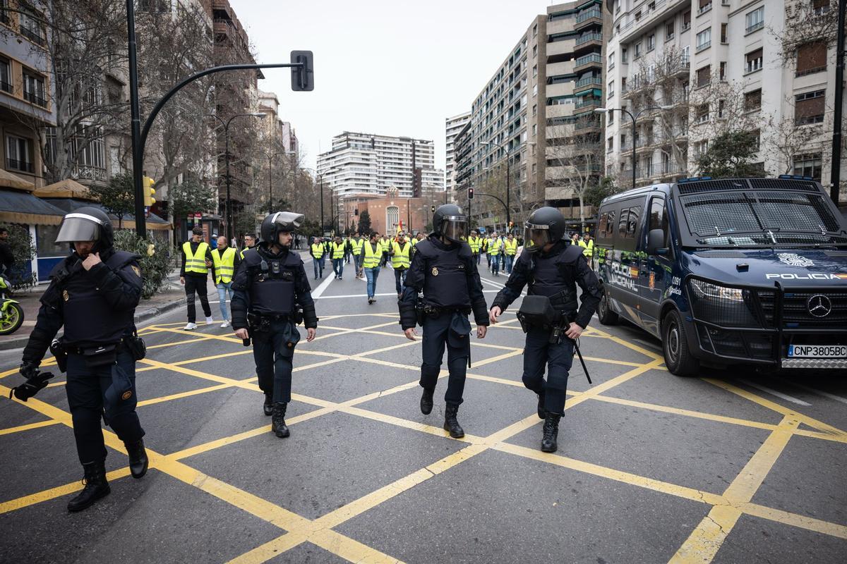 En imágenes | Los protestas agrícolas vuelven a las puertas de La Aljafería