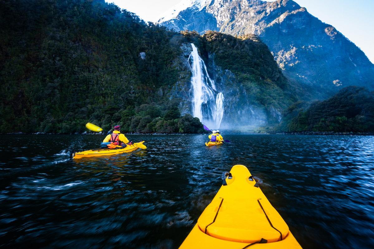Kayaks en los fiordos de la Isla Sur de Nueva Zelanda.