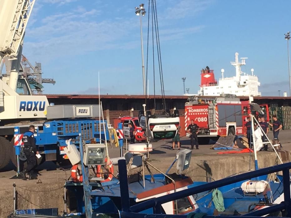 Operativo de rescate en El Musel para recuperar el cadáver de un hombre que cayó al mar con su coche.