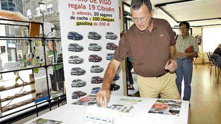 Muchos lectores acudieron ayer a la sede de FARO en la calle Uruguay para entregar sus resguardos. / ricardo grobas