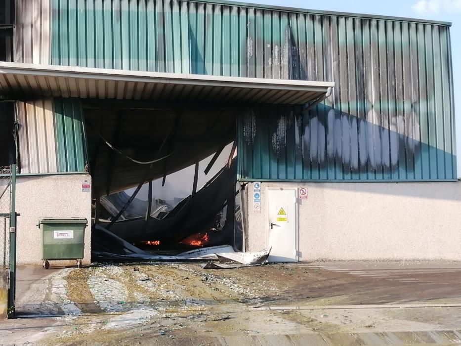 Els bombers ja han controlat el foc del Polígon Sant Isidre de Sant Fruitós