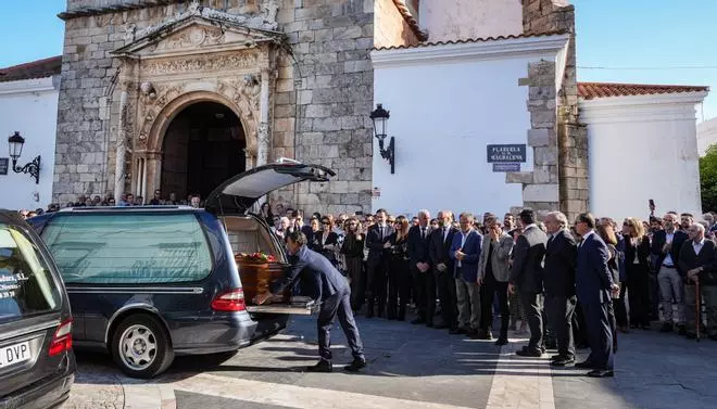 Las imágenes del funeral de Guillermo Fernández Vara en Olivenza