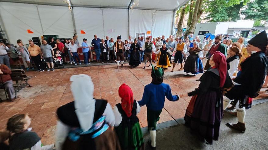 Danza prima en las fiestas de San Pedro del año pasado. | LNE