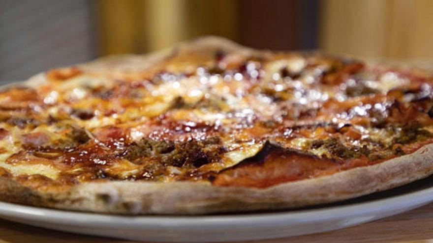 Pizzatalia: Exquisitas porciones de pizza en el corazón de Alicante