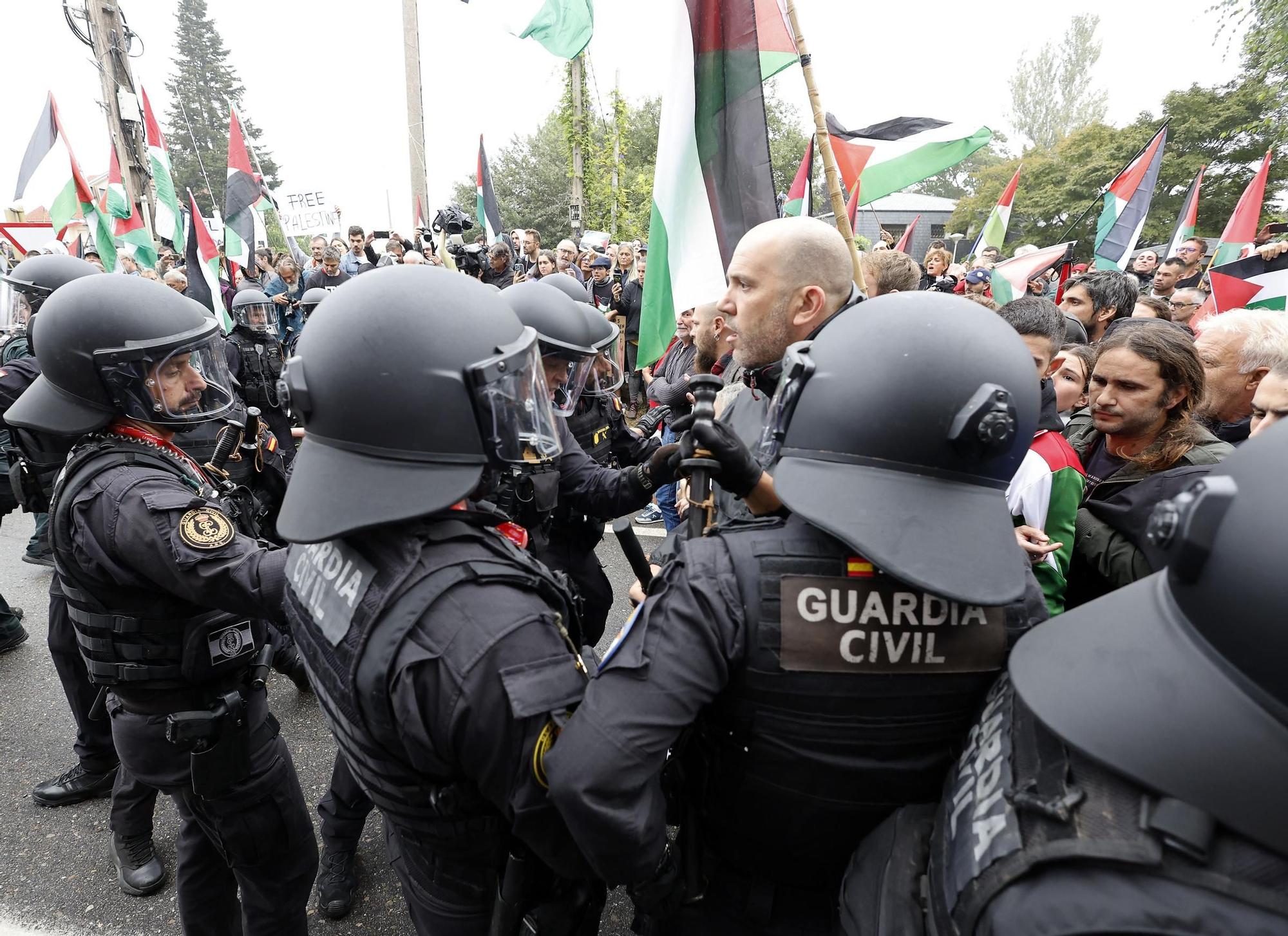 Concentraciones contra el equipo de Israel por el genocidio en Gaza durante el paso de La Vuelta por Pontevedra