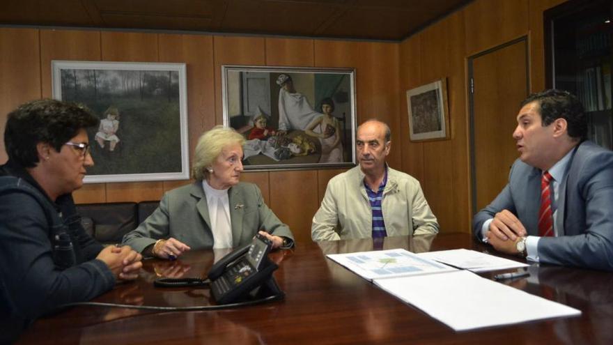 El delegado de la Junta, a la derecha, durante la reunión con los alcaldes de Cañizal y Vallesa de la Guareña