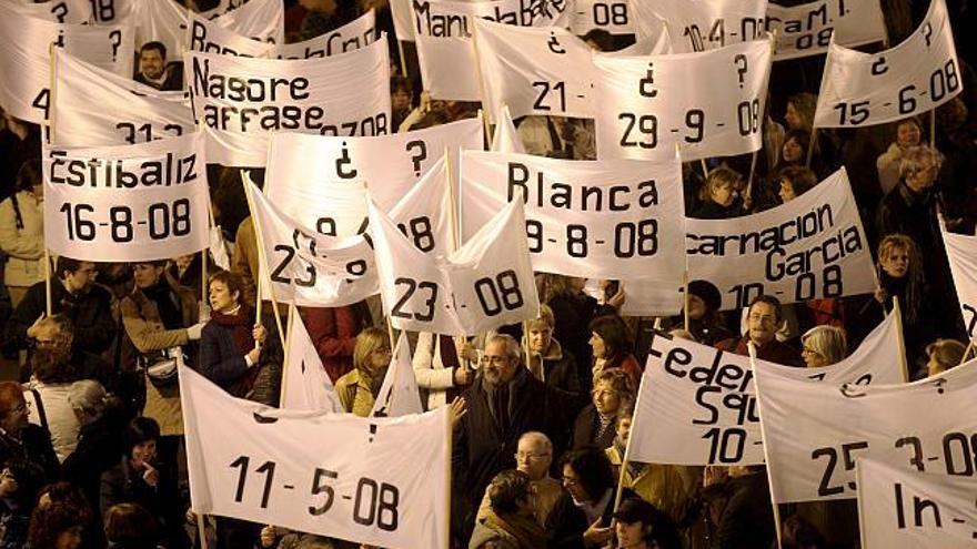 Cientos de personas llevan pancartas con los nombres de mujeres víctimas durante la manifestación con motivo del Día Internacional contra la Violencia de Género que ha tenido lugar en Valencia.