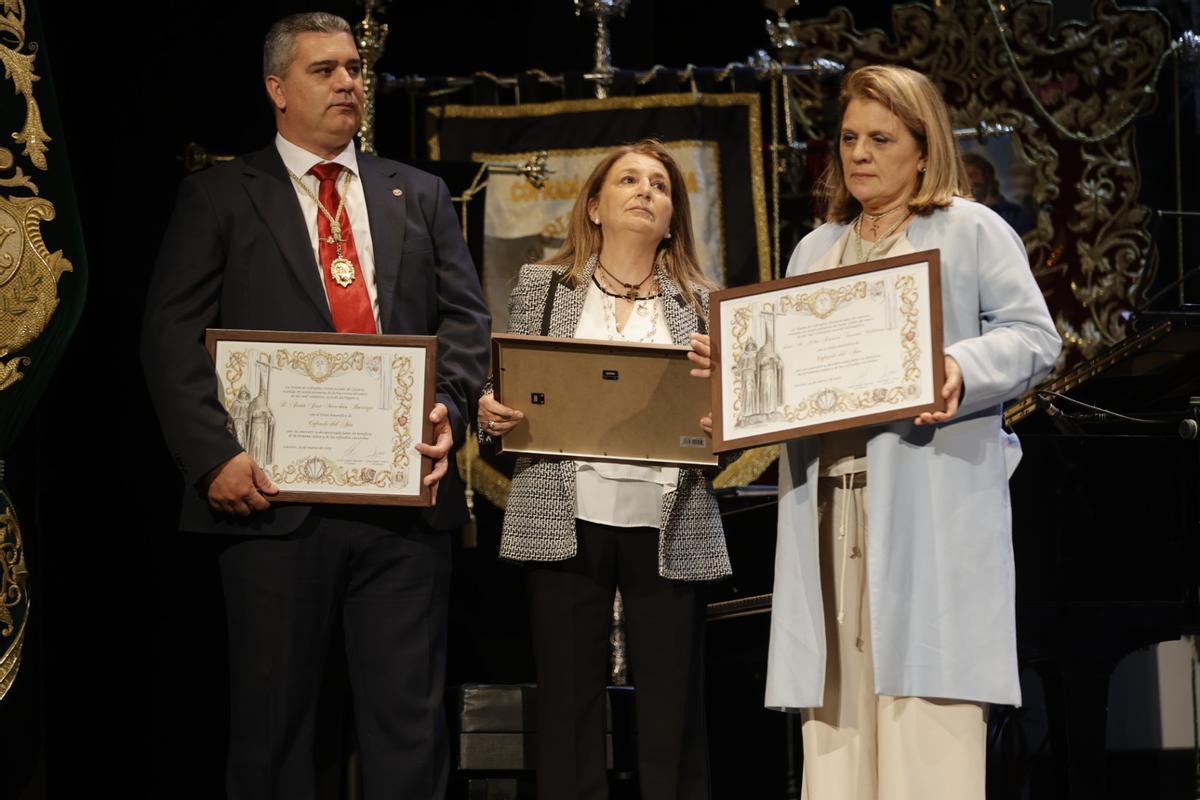 Cofrades del Año 8Juan José Merchán, Carlos Carrasco (recogido por su familia a título póstumo) y Pilar Tornero.