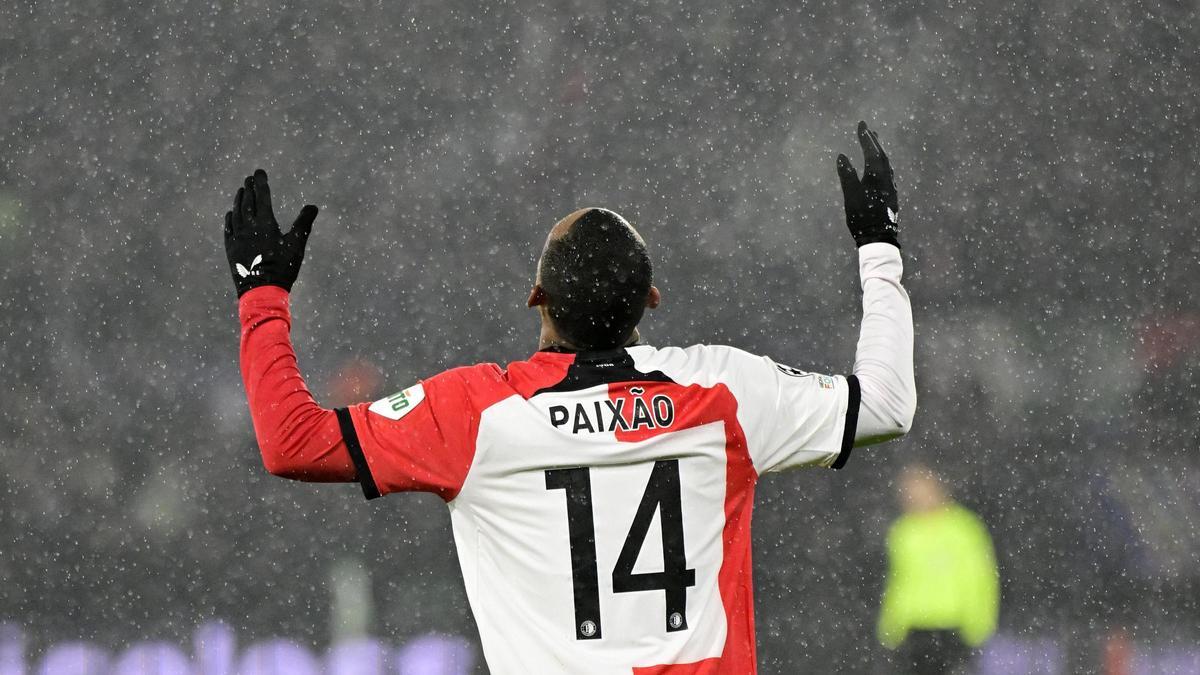 Resumen, goles y highlights del Feyenoord 1 - 0 Milan de la ida del play-off de acceso a octavos de la Champions League