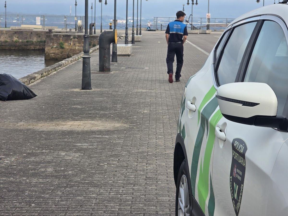 La Autoridad Portuaria se encarga finalmente de eliminar la basura acumulada en el Muelle de Pasajeros desde la Fiesta del Agua. La Autoridad Portuaria se encarga finalmente de eliminar la basura acumulada en el Muelle de Pasajeros desde la Fiesta del Agua.