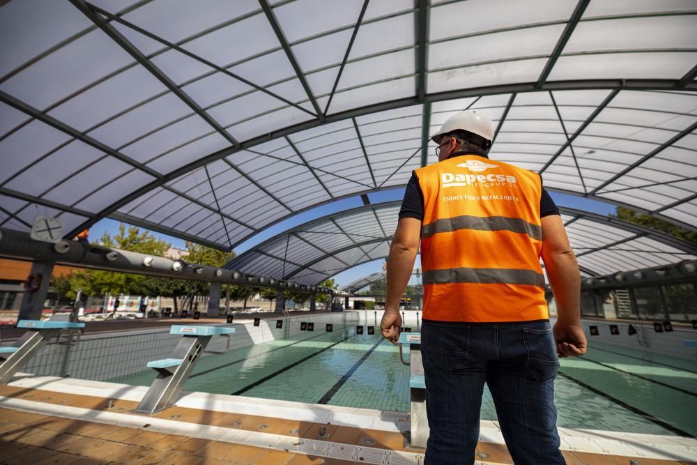 El GEiEG instal·la la nova cúpula de la piscina de 50 metres al complex de Sant Ponç de Girona