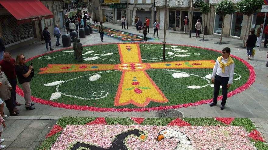 Una de las alfombras realizadas ayer en Marín. // Santos Álvarez