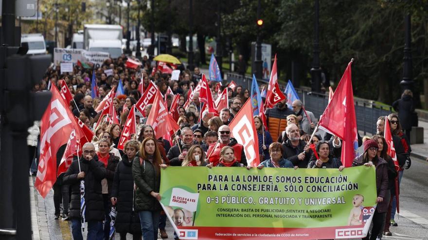 Trabajadoras de las escuelinas, ayer en Oviedo, marchando hasta la Junta General del Principado. | MIKI LÓPEZ