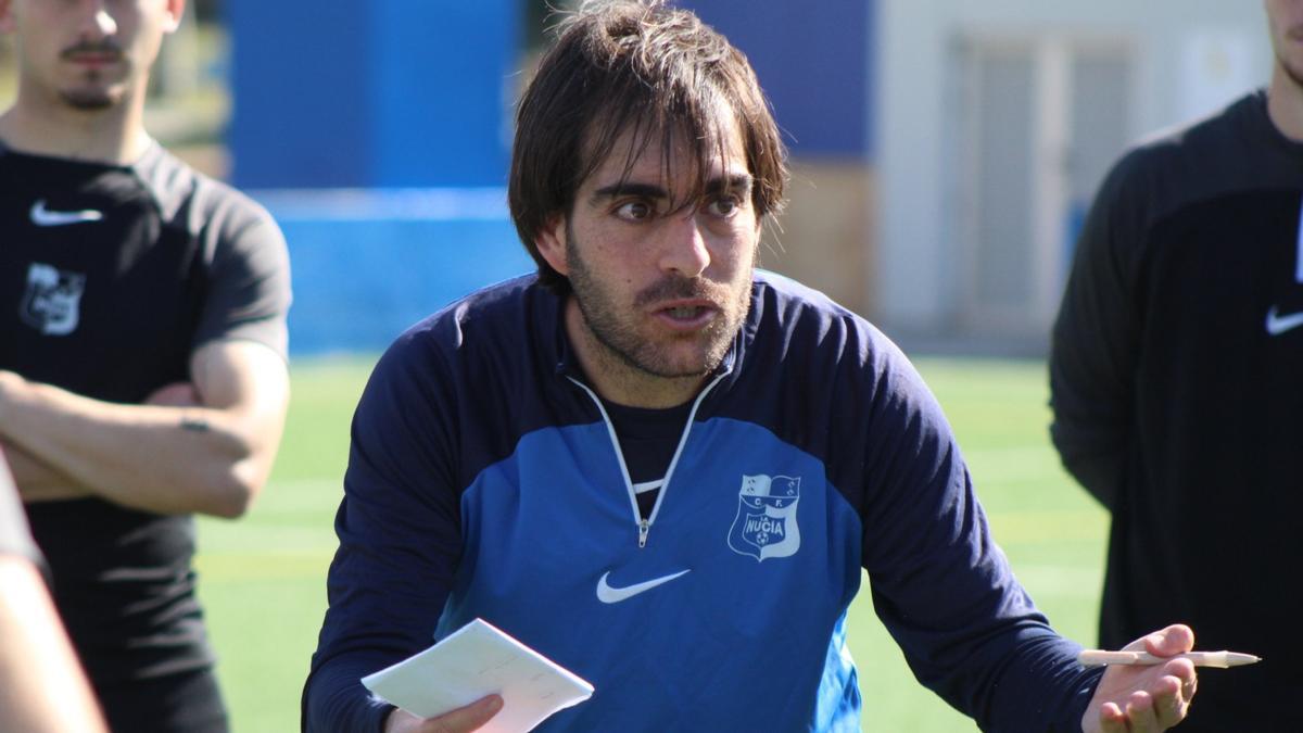 Mario Cartagena da instrucciones a sus jugadores en el campo de entrenamiento de La Nucía