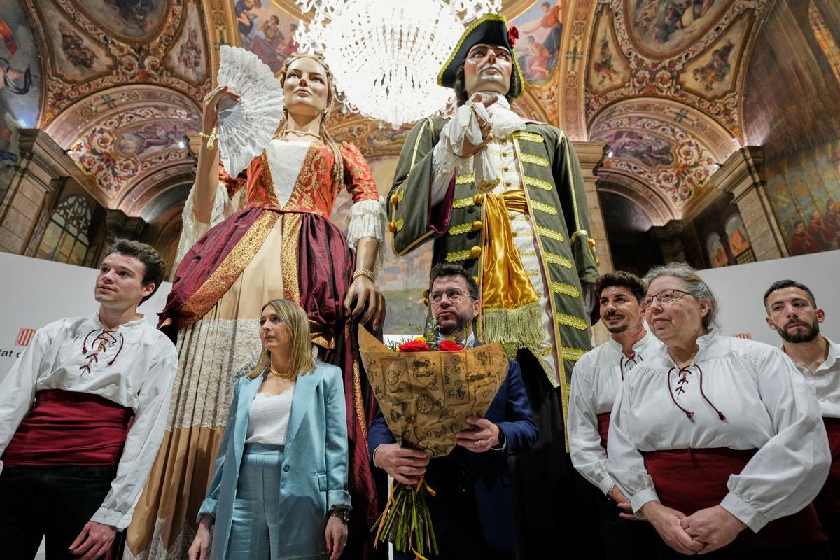 Pere Aragonès, en los actos del día de Sant Jordi. En la foto, en la recepción con la Colla dels Gegants de Nou Barris.