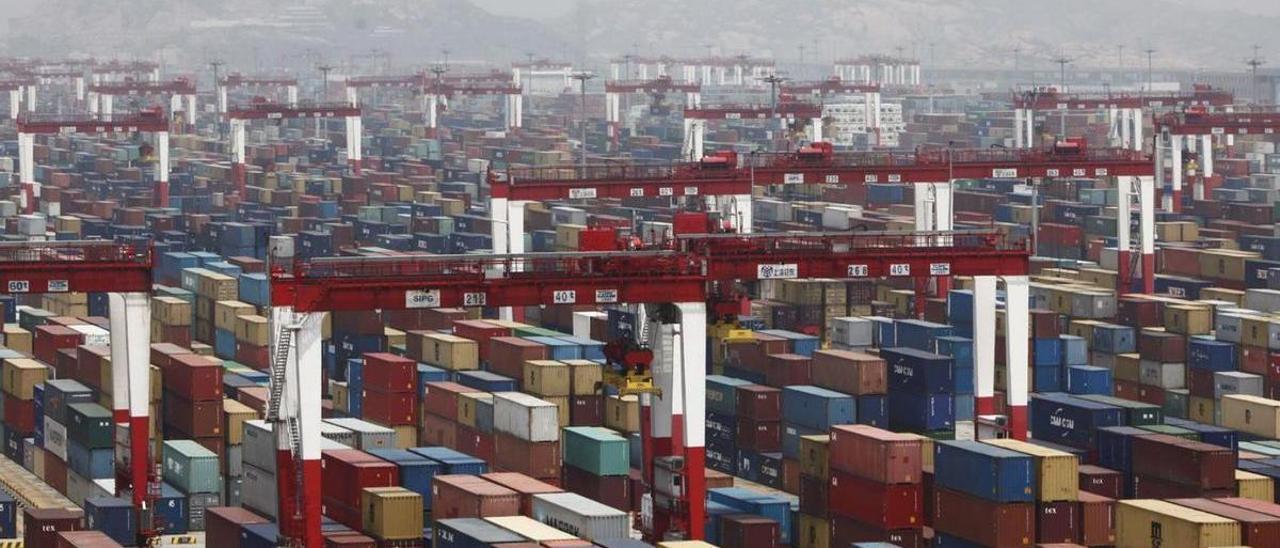 Contenedores almacenados en el puerto de Yangshan, en Shanghai. | Efe