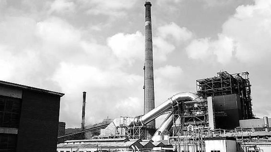 La desulfuradora de la central térmica de Lada, con la chimenea del grupo IV de producción eléctrica.