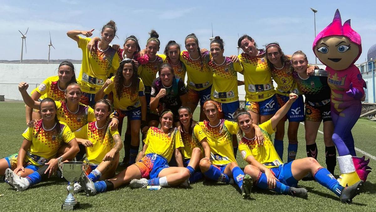 Las jugadoras del Ginelux Juan Grande posan con el trofeo del Primer Torneo de verano Juan Grande. | | LP/DLP