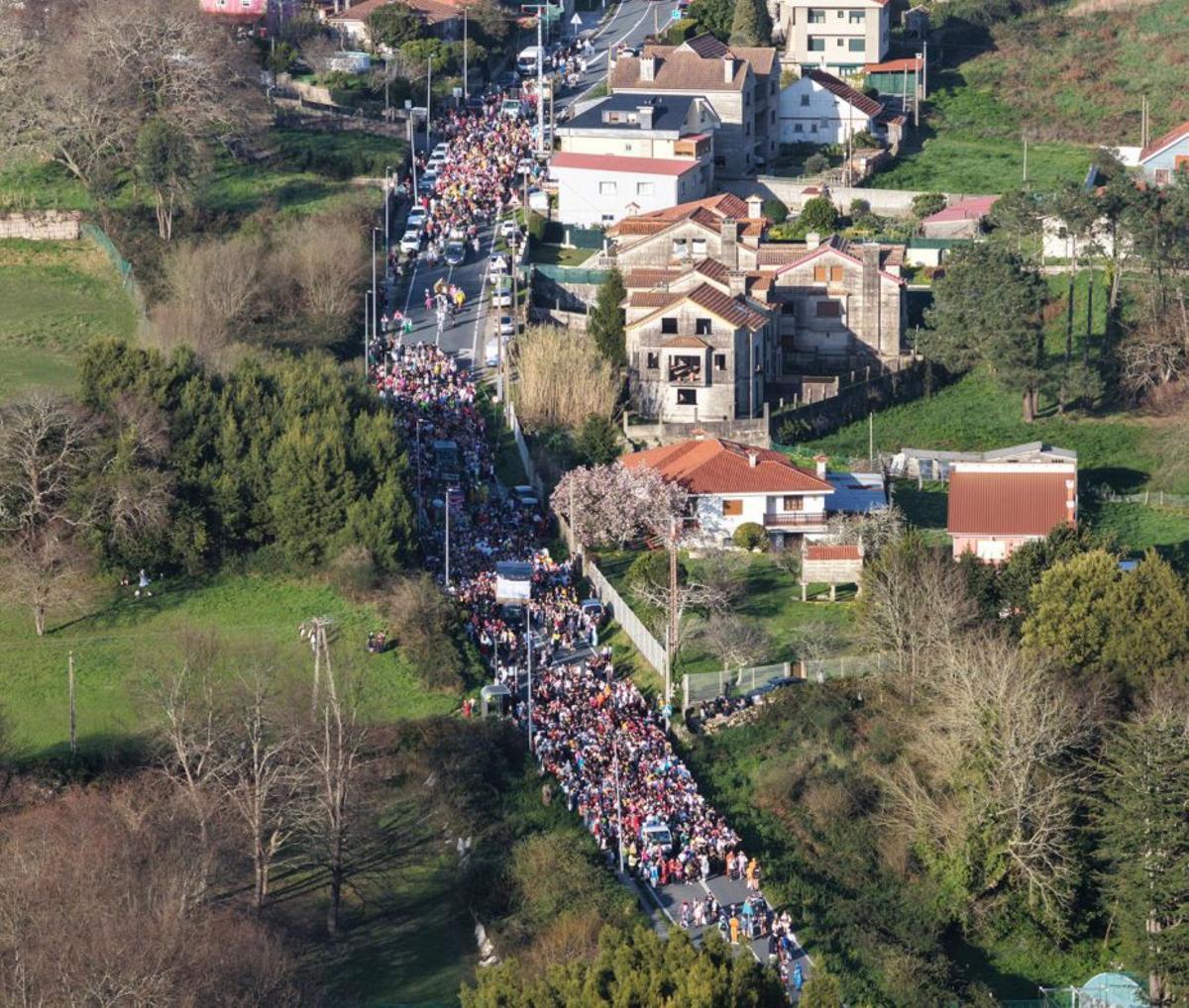 La multitud recorriendo Aldán, a vista de dron. | FDV