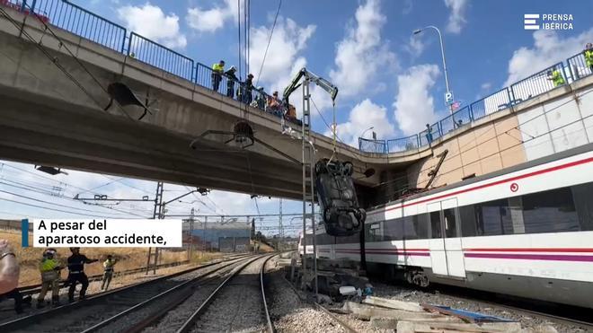 Ileso un conductor tras caer 6 metros desde un puente a las vías del tren en Madrid